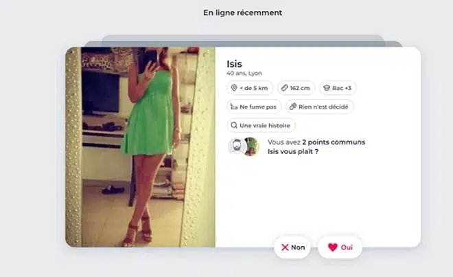 Optimiser son annonce de profil : 9 conseils essentiels pour attirer plus de réponses 5 Personne présentant sa personnalité dans une annonce de profil sur un site de rencontre