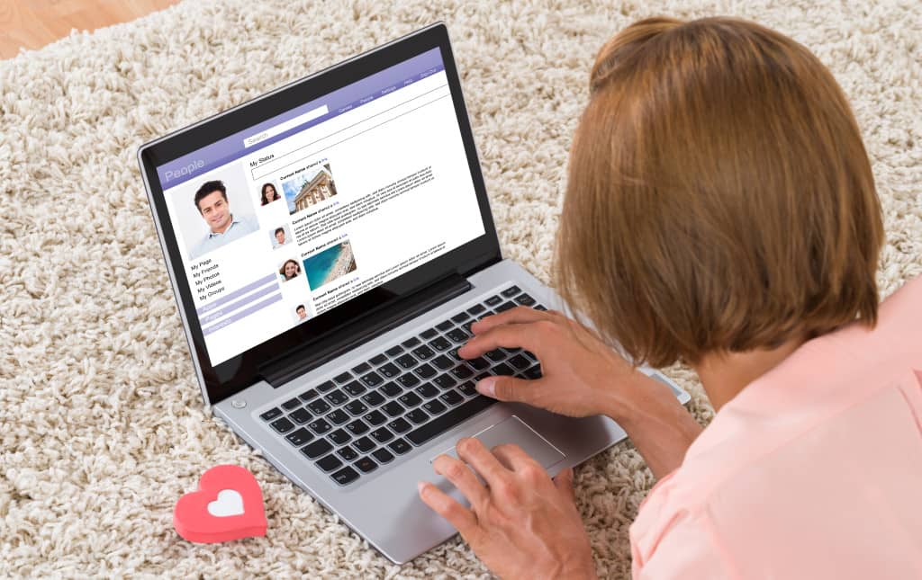 Optimiser son annonce de profil : 9 conseils essentiels pour attirer plus de réponses 2 Personne consultant une annonce de profil optimisée sur un site de rencontre