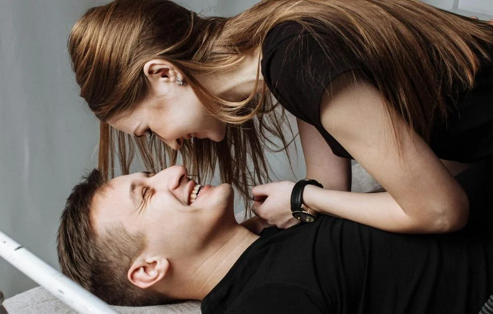 ambiance intime et chaleureuse entre deux personnes dans un cadre discret