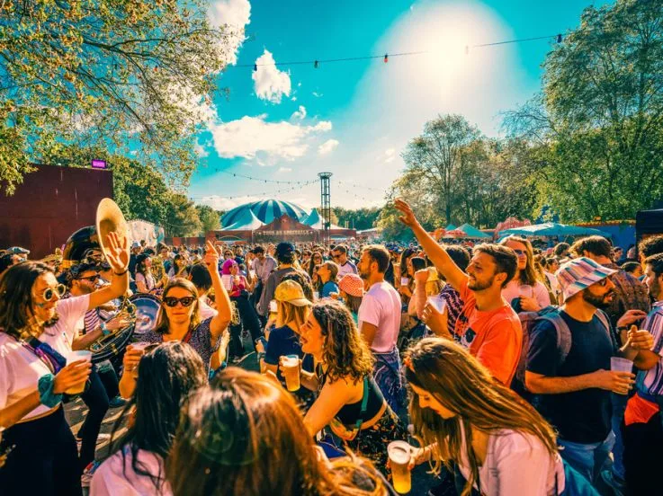 Rencontres Paris : créer des liens authentiques dans la capitale française 7 Festival parisien favorisant les rencontres spontanées