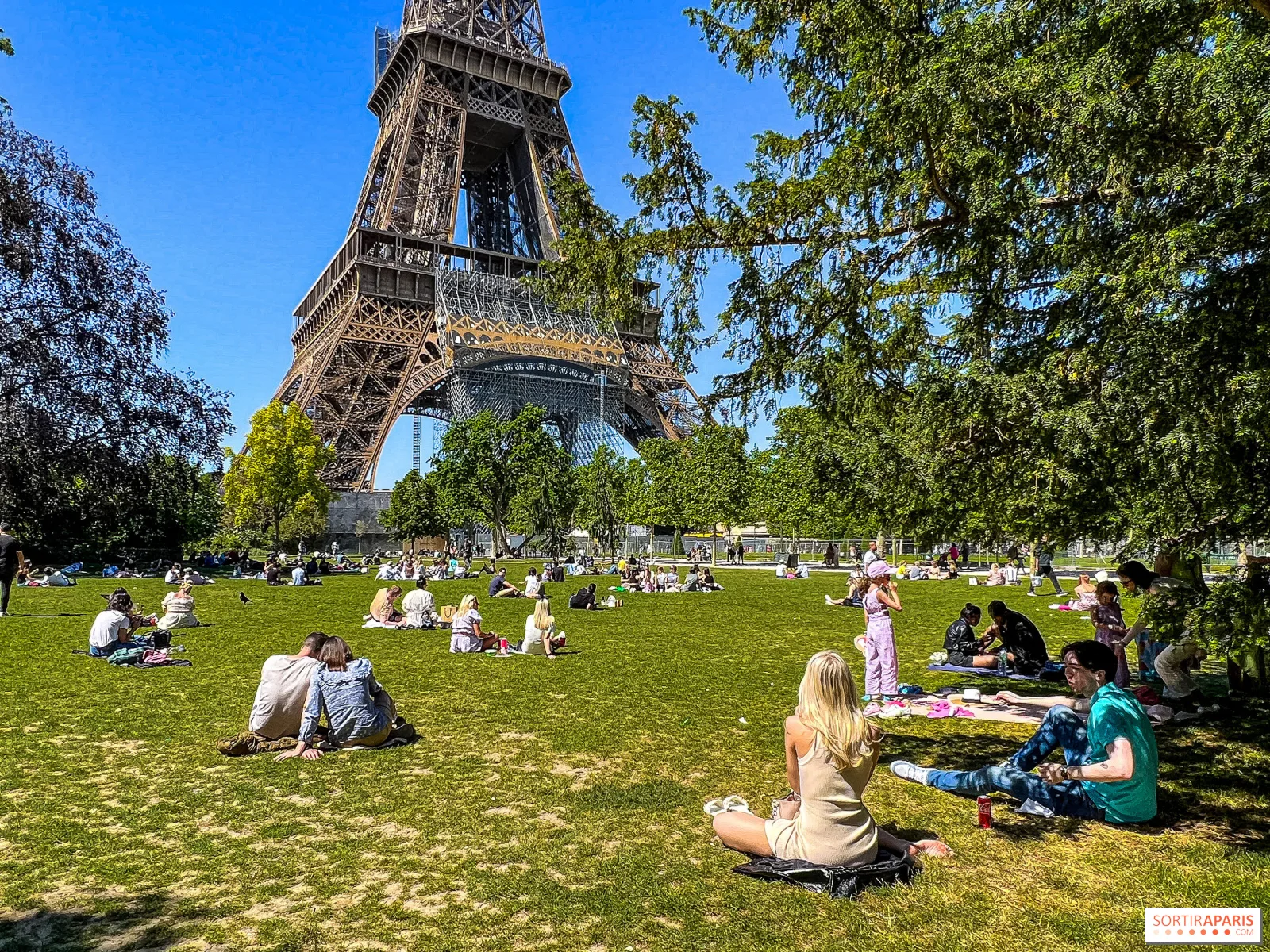 Rencontres Paris : créer des liens authentiques dans la capitale française 9 Personnes discutant dans un parc parisien