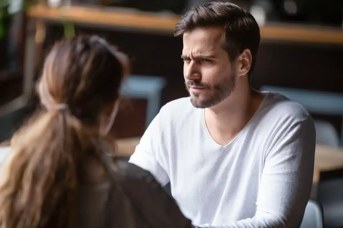 7 techniques puissantes pour faire rire une femme lors d’une première rencontre 4 Homme souriant racontant une anecdote amusante