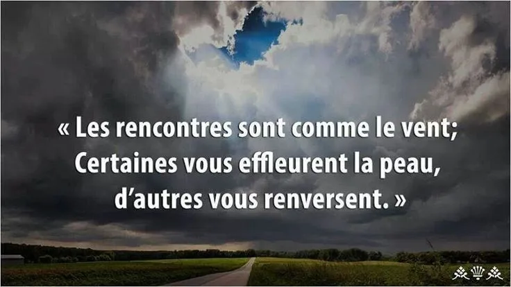 7 techniques puissantes pour faire rire une femme lors d’une première rencontre 6 Couple riant sous une pluie imprévue