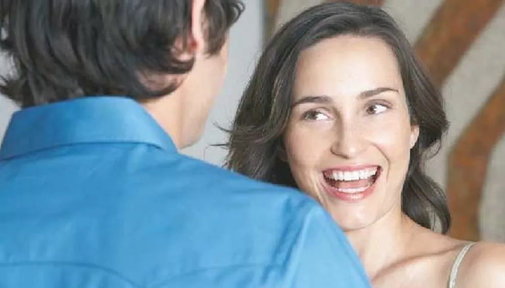 7 techniques puissantes pour faire rire une femme lors d’une première rencontre 3 Couple échangeant un moment drôle lors d’une balade