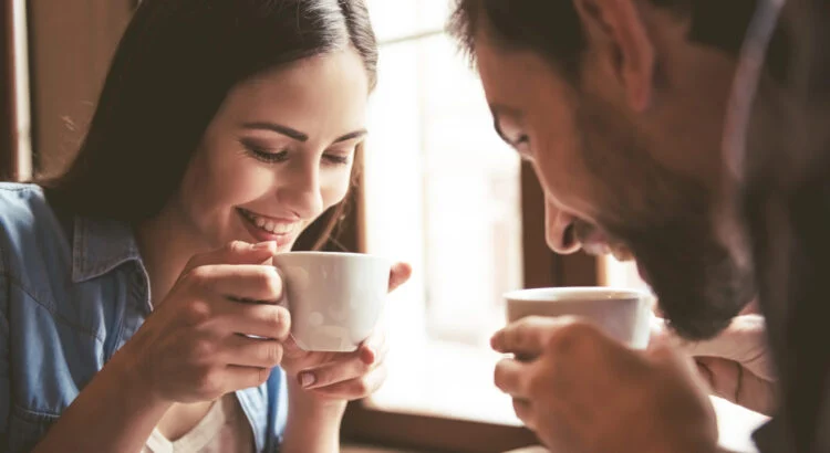 alchimie premier date connexion emotionnelle complicite regard attraction couple