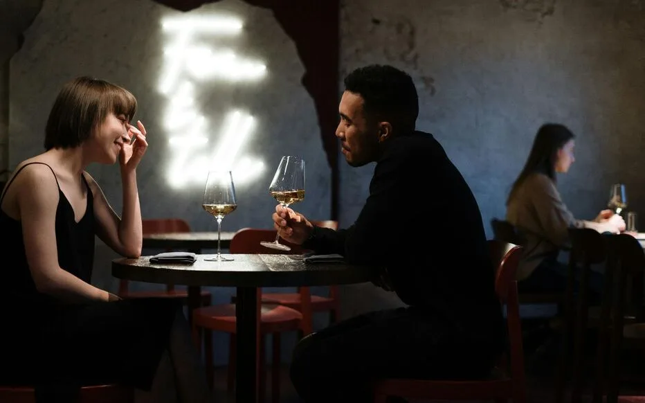 Réussir son premier date : 10 conseils clés pour séduire vraiment 8 erreurs premier date comportement a eviter distraction telephone maladresse rencontre
