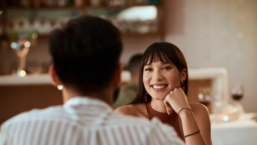 Réussir son premier date : 10 conseils clés pour séduire vraiment 3 premiere impression premier date regard sourire langage corporel attraction rencontre