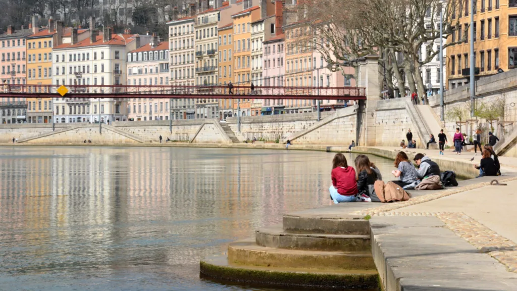 Rencontre Lyon : faites des rencontres près de chez vous 2 Rencontrer des profils proches de chez vous à Lyon