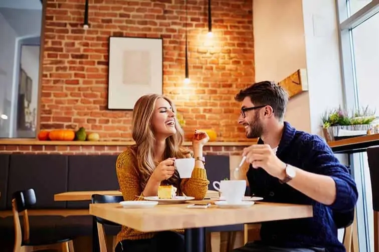 Illustration d’un premier message envoyé dans une rencontre en ligne adulte
