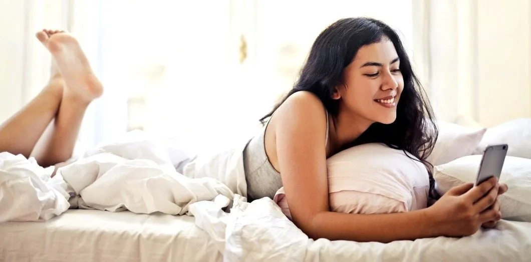 Personne adulte rédigeant une annonce de rencontre sur un ordinateur dans une ambiance discrète