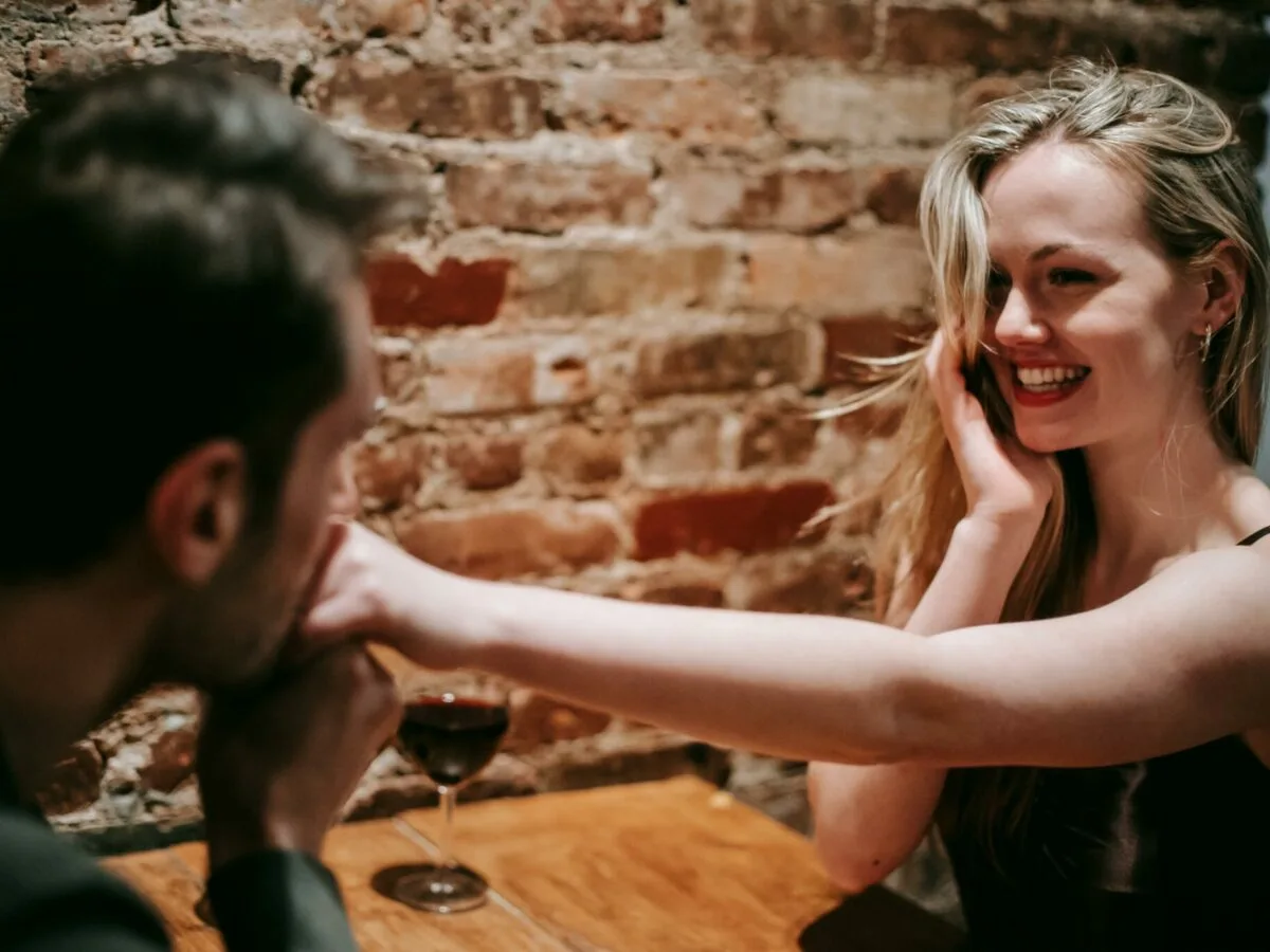 Personne adulte relisant un message après une rencontre dans une ambiance discrète et élégante