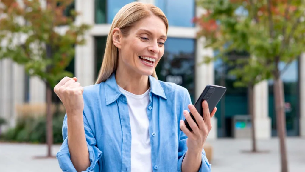 Personne adulte comparant deux premiers messages sur un site de rencontre