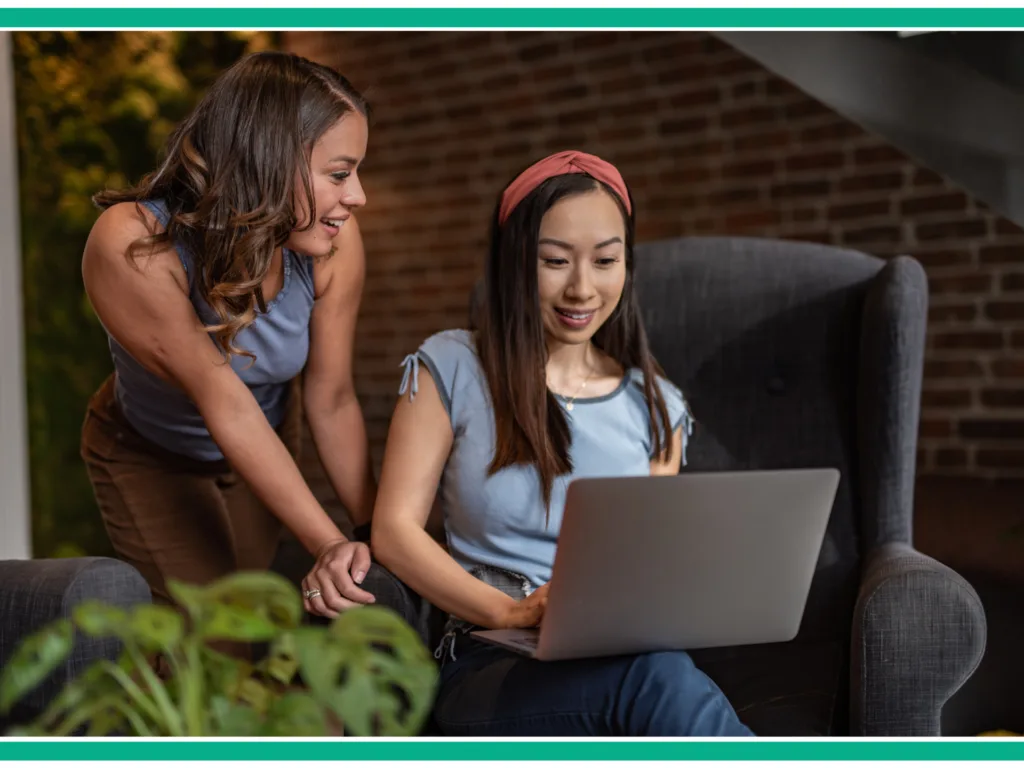 Personne adulte relisant une annonce de rencontre sur un écran dans une ambiance discrète