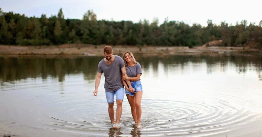 Personne adulte analysant une conversation peu prometteuse sur un site de rencontre dans une ambiance discrète