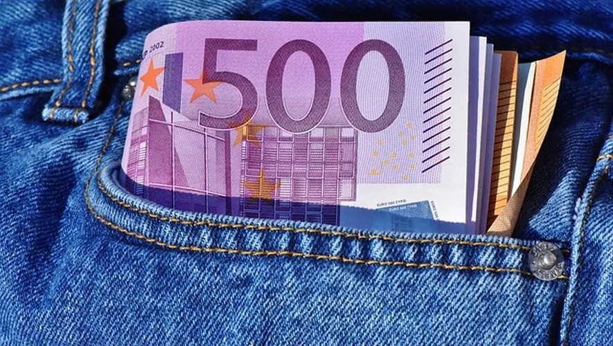 l’argent ou l’urgence apparaissent sans logique dans un faux profil libertin