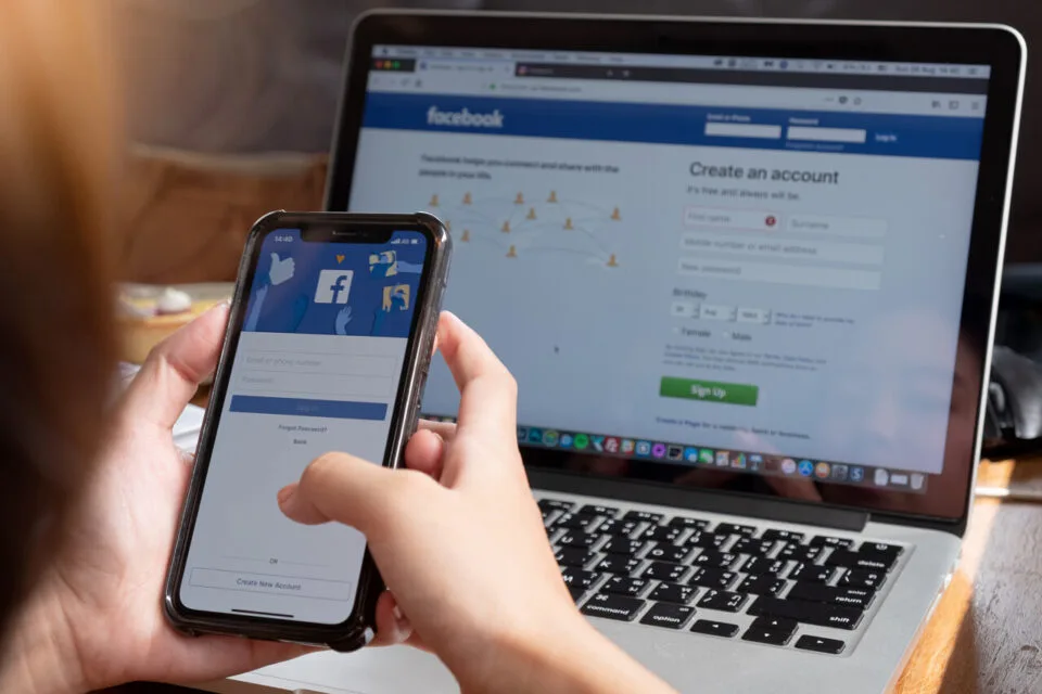 Personne adulte lisant un message générique sur un site de rencontre dans une ambiance discrète