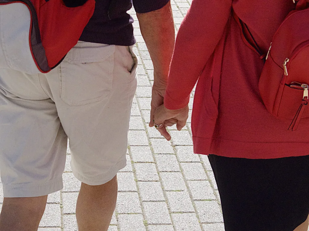 Personne adulte protégeant sa vie privée lors d’échanges sur un site de rencontre dans une ambiance discrète