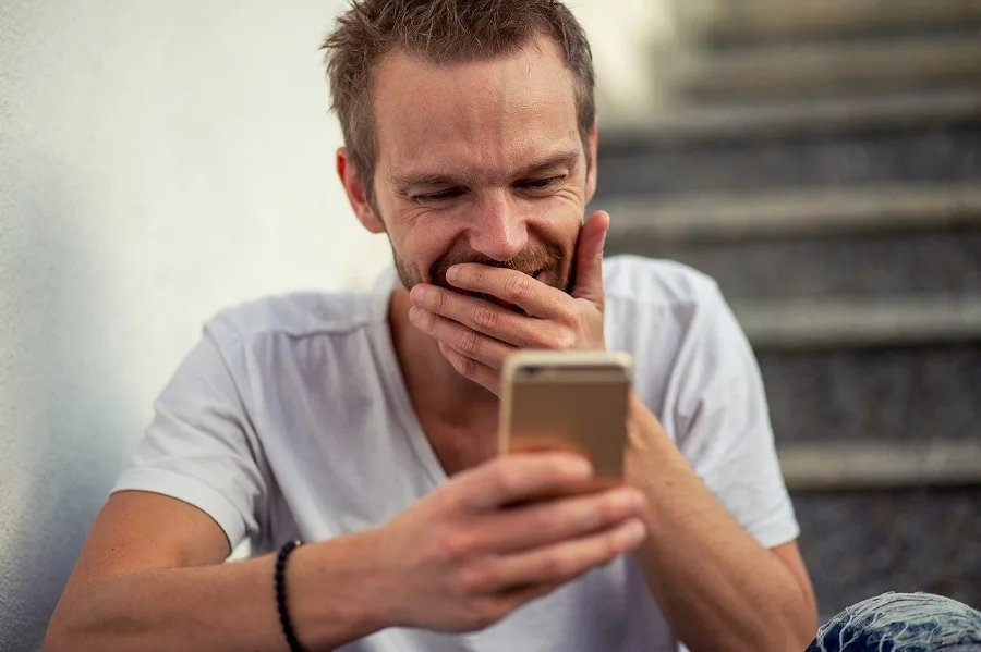 Faux profils adultes : les signaux qui doivent alerter 5 échange trop rapide faux profils adultes