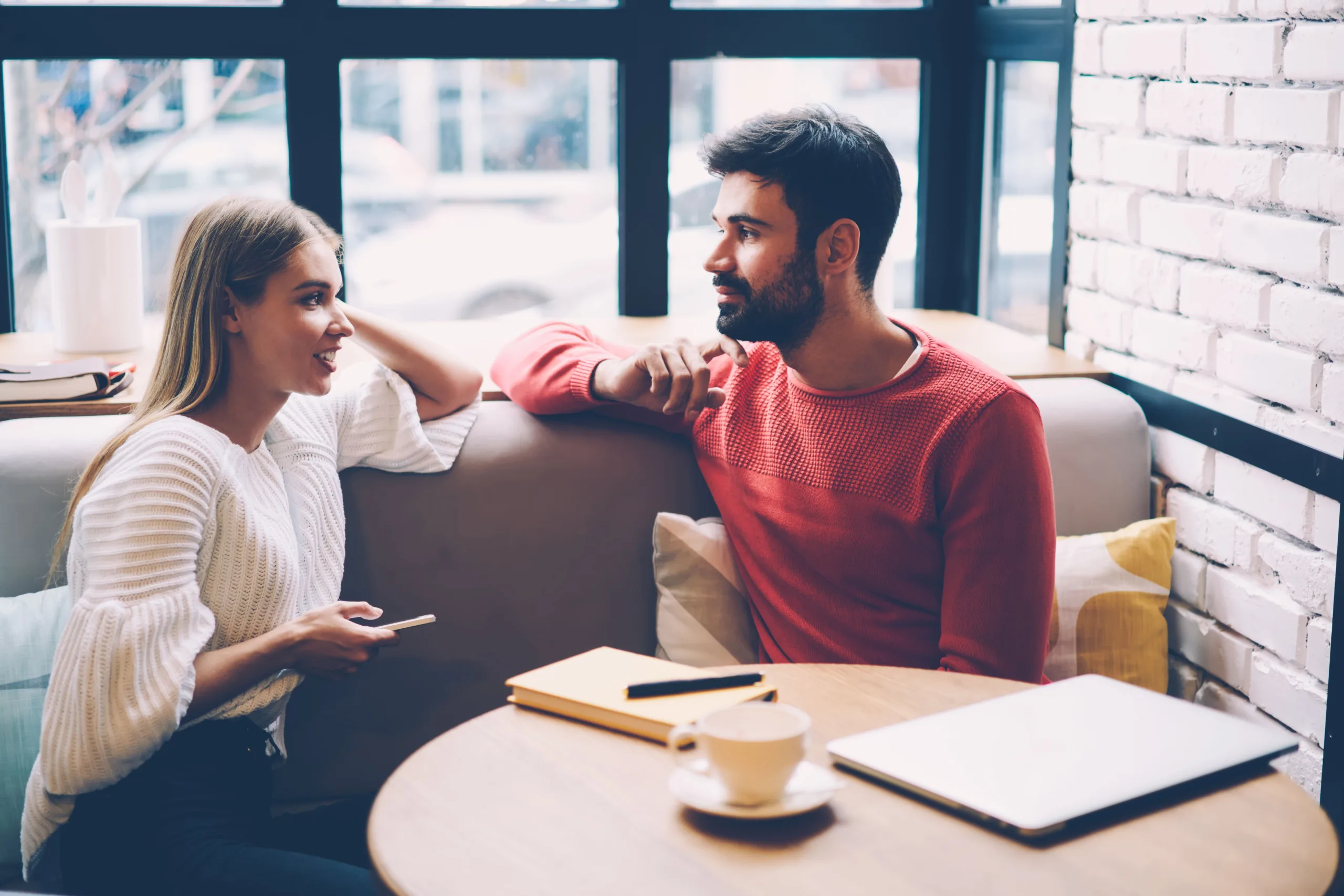 quoi dire au premier rendez-vous idées de sujets de conversation simples et naturels pour éviter les blancs