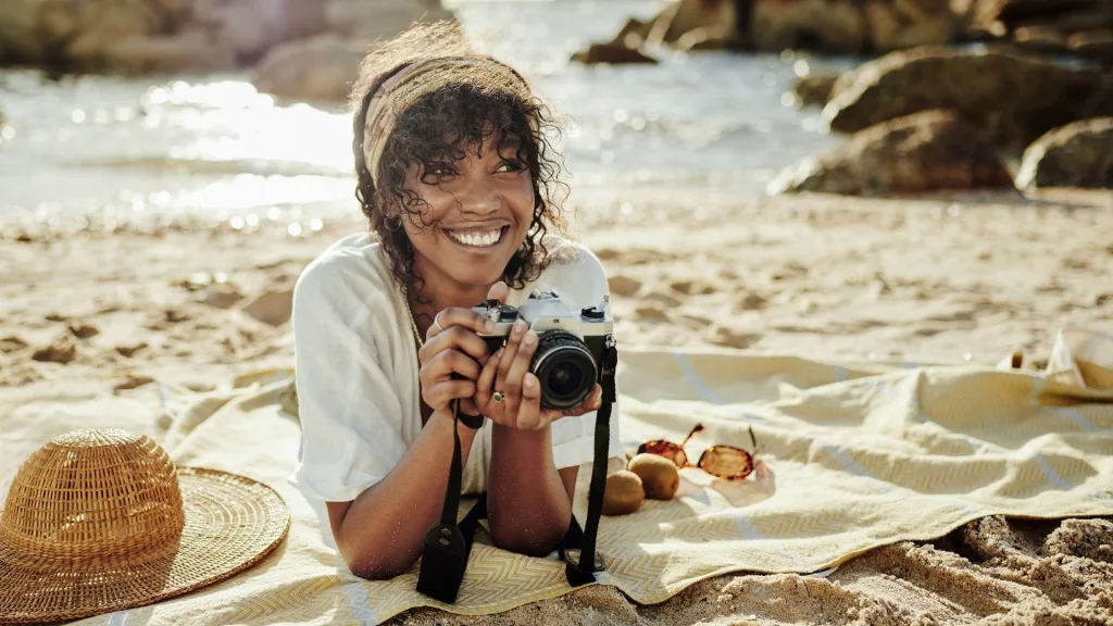 Voyager seule sans se sentir isolée : guide complet pour vivre un voyage solo équilibré 6 Femme seule contemplant un paysage naturel en voyage