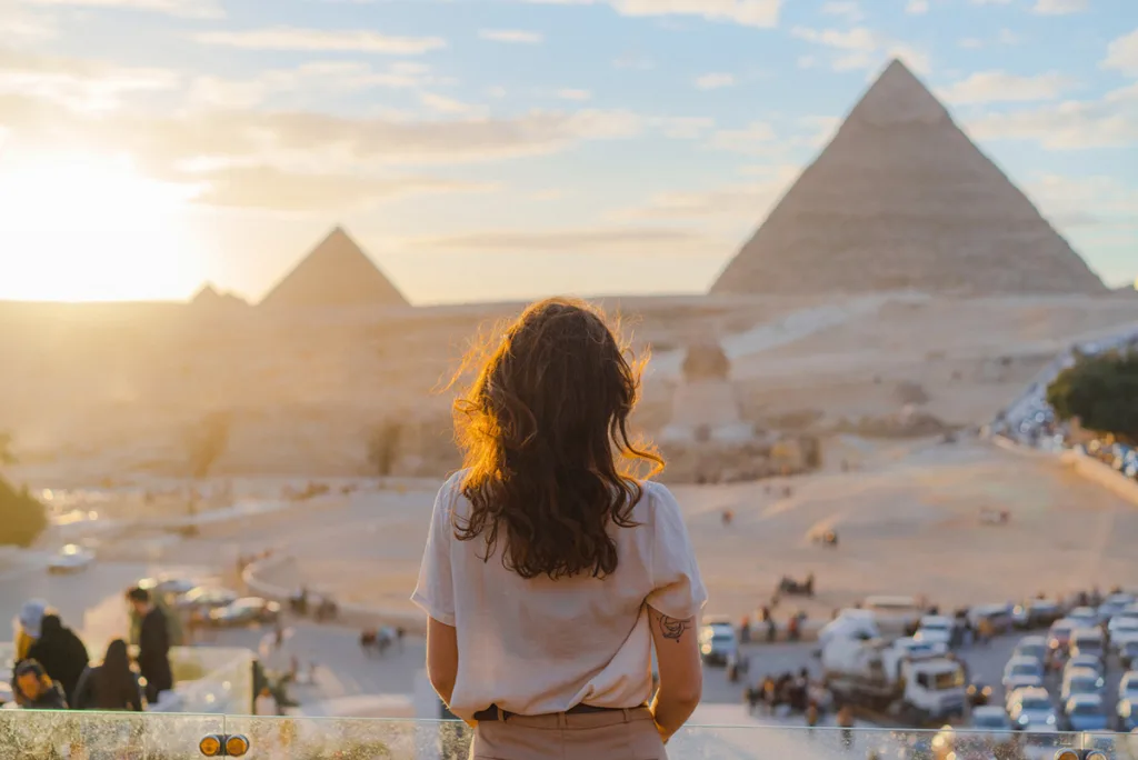 Voyager seule sans se sentir isolée : guide complet pour vivre un voyage solo équilibré 12 Femme réfléchissant à ses attentes avant un voyage en solo