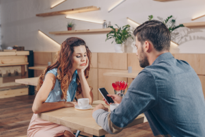 Les signes qu’il n’y aura jamais de deuxième rendez-vous : 13 indices clairs à repérer rapidement 6 Comportement de consultation fréquente du téléphone pendant un rendez-vous