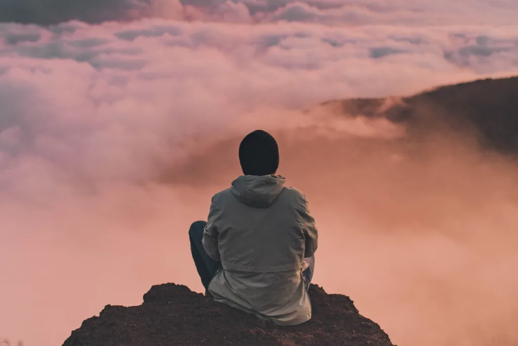 Voyager seule sans se sentir isolée : guide complet pour vivre un voyage solo équilibré 2 Femme seule réfléchissant dans un lieu de voyage calme, symbolisant la solitude en voyage solo