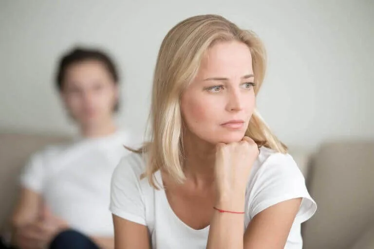 Double vie émotionnelle symbolisant la séparation entre couple officiel et relation extérieure