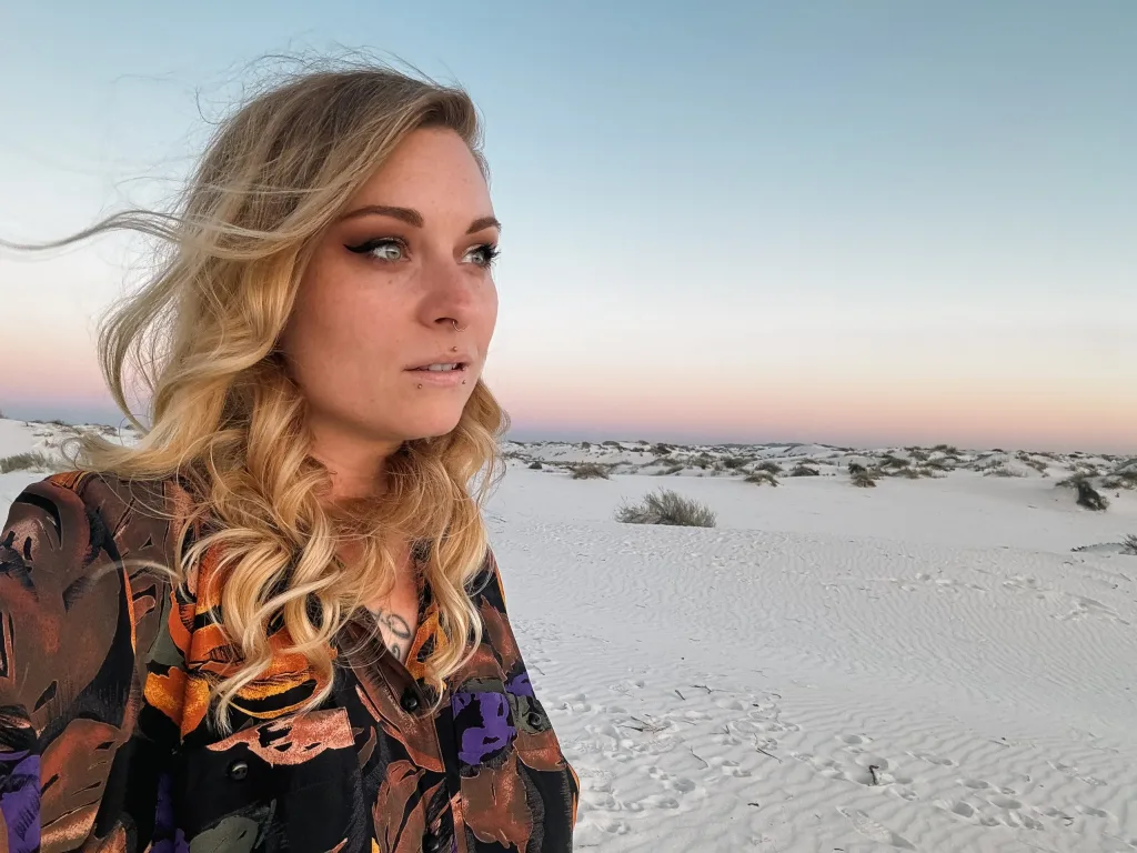 Voyager seule pour la première fois : guide complet pour un premier voyage solo réussi 2 Femme hésitante avant un premier voyage solo, symbolisant les peurs et l’appréhension du voyage seule