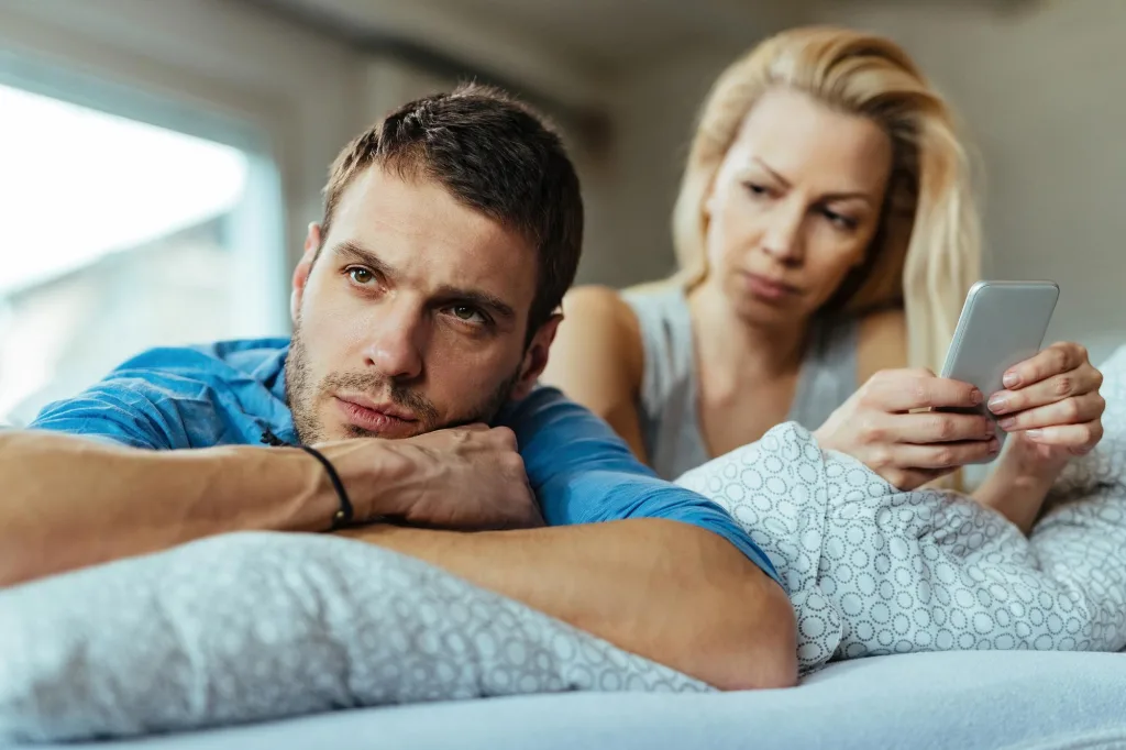 Peut-on aimer son partenaire et désirer quelqu’un d’autre ? 6 Personne réfléchissant calmement à ses émotions dans une relation