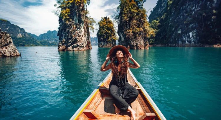 Voyager seule en sécurité : 17 conseils essentiels pour partir sereinement 11 Femme en voyage solo utilisant son intuition pour évaluer une situation