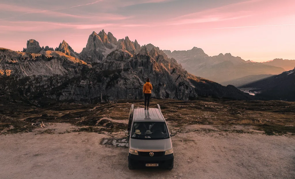 Voyager seule en sécurité : 17 conseils essentiels pour partir sereinement 4 Femme voyageuse débutante en voyage solo faisant une erreur d’organisation