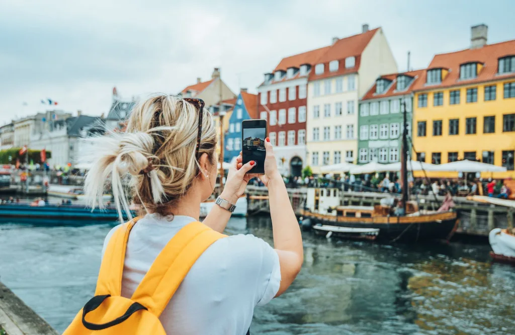 Voyager seule : un guide pour les femmes en quête d’aventure 6 Pays sûrs pour voyager seule comme l’Islande, le Japon ou la Scandinavie