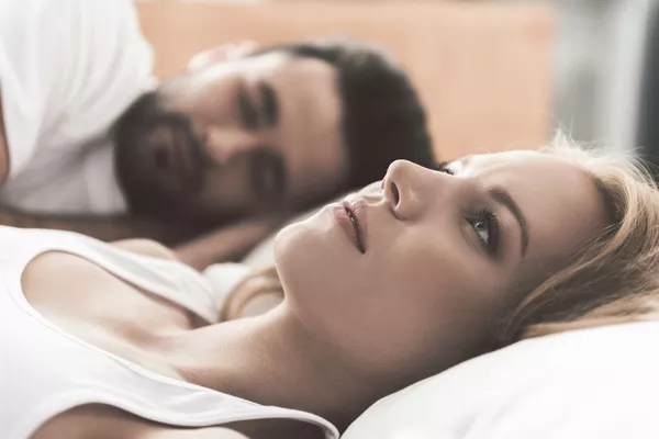 Personne absorbée mentalement par une relation atypique et ses pensées répétitives