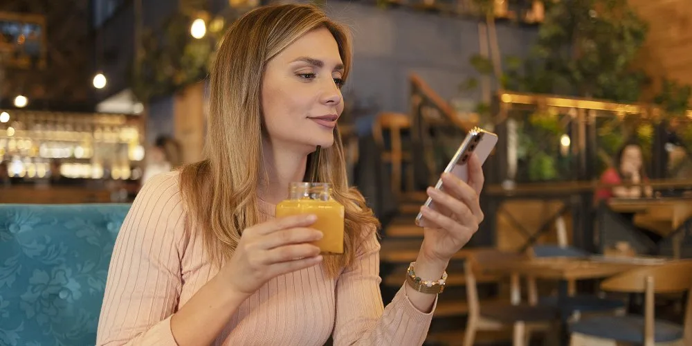 Personne préparant une rencontre d’un soir en ligne avec un échange discret et naturel