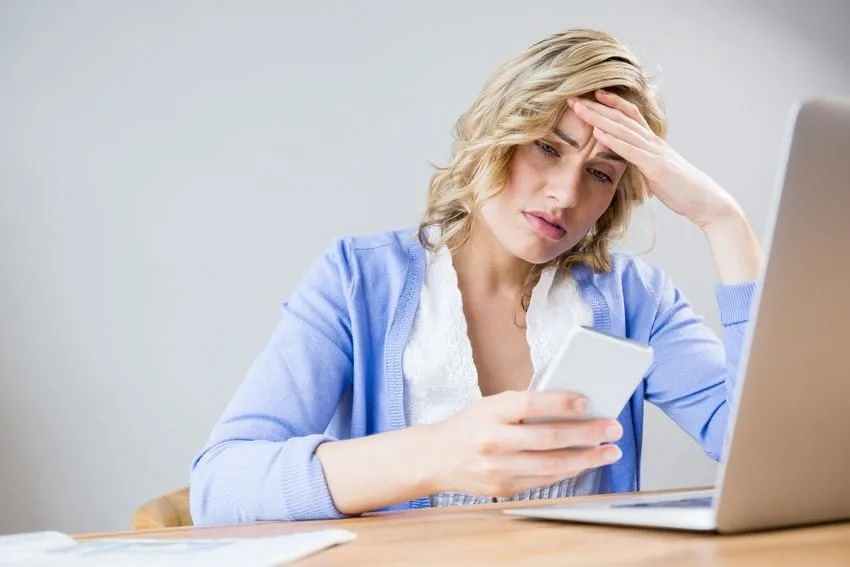 Personne stressée regardant son téléphone après un rendez-vous