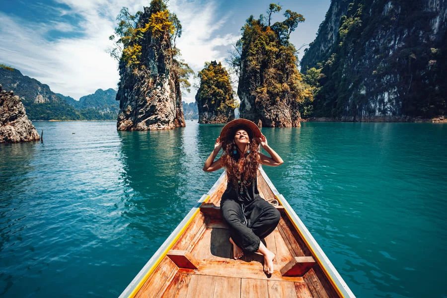 Voyager seule en sécurité : 17 conseils essentiels pour partir sereinement 6 Préparation des documents et bagages pour voyage solo féminin