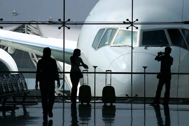 Voyager seule pour la première fois : guide complet pour un premier voyage solo réussi 4 Checklist de préparation de voyage solo avec passeport, billets et ordinateur sur une table