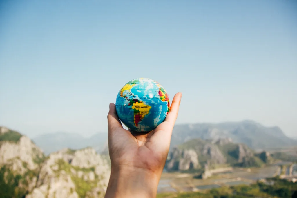 Voyager seule : un guide pour les femmes en quête d’aventure 7 Checklist de voyage avec passeport, valise et documents pour voyage solo