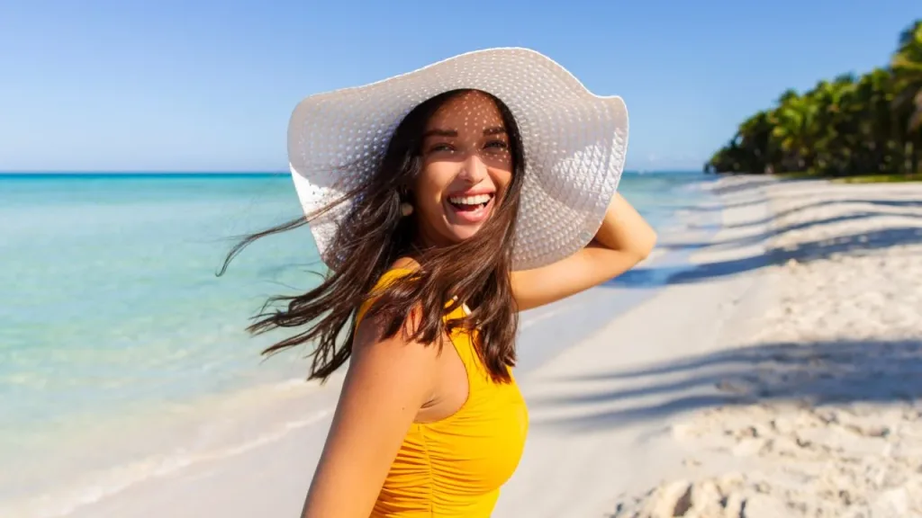 Voyager seule : un guide pour les femmes en quête d’aventure 3 Femmes de différents âges voyageant seules représentant la diversité du voyage solo féminin