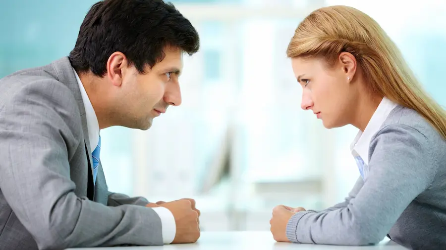 Personne imaginant une connexion forte dans une relation atypique floue