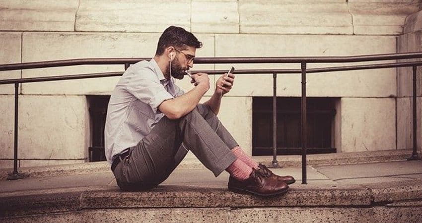 Conversation fluide entre deux personnes après un premier rendez-vous réussi