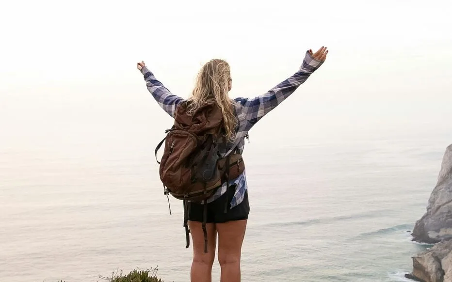 Voyager seule en sécurité : 17 conseils essentiels pour partir sereinement 7 Femme attentive et vigilante en voyage seule dans une ville étrangère
