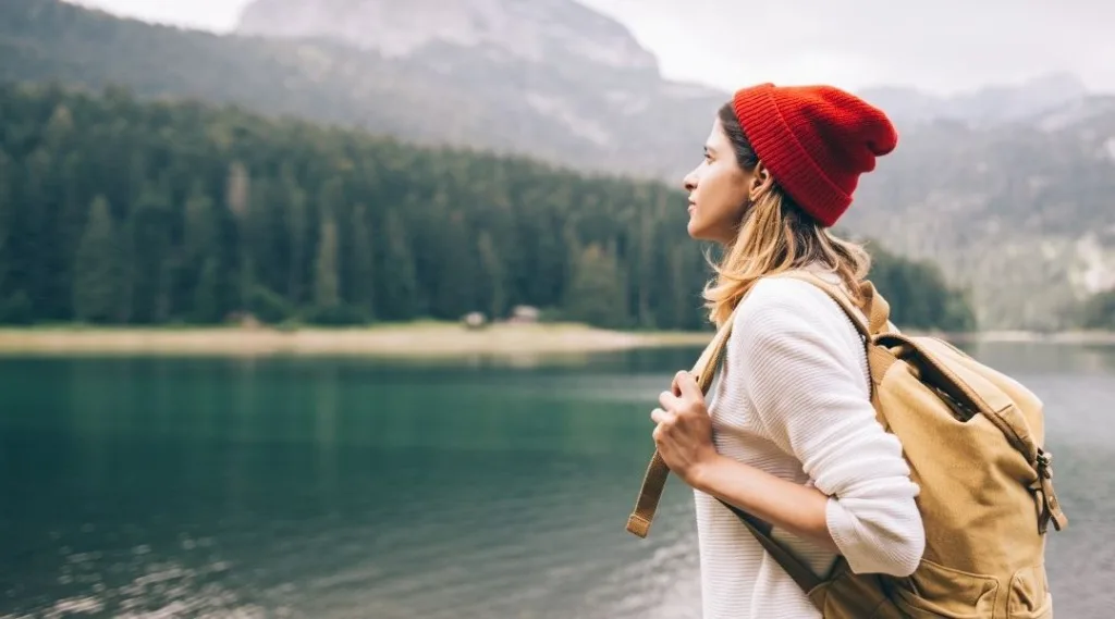 Voyager seule pour la première fois : guide complet pour un premier voyage solo réussi 7 Femme marchant seule en sécurité dans une rue bien éclairée en voyage