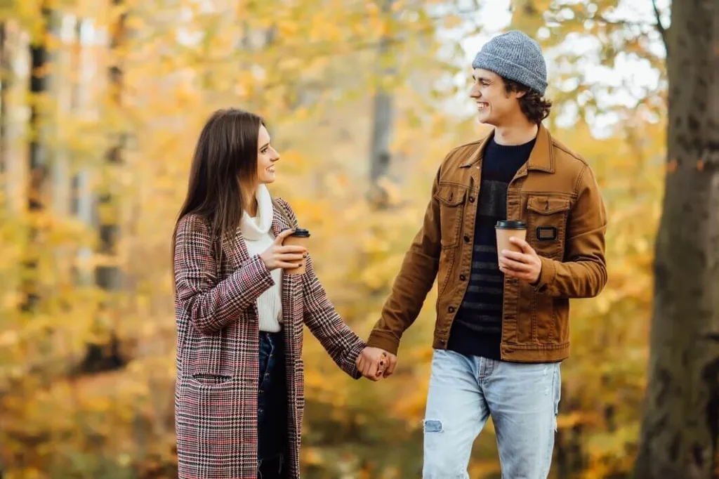 Conversation positive après un premier rendez-vous avec échanges fluides