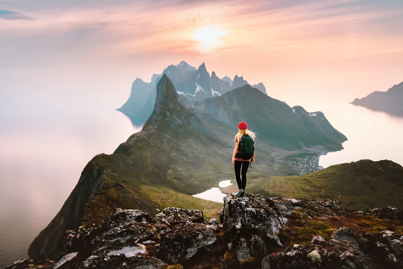 Voyager seule pour la première fois : guide complet pour un premier voyage solo réussi 6 Femme seule dans un café en voyage, souriante et détendue, illustrant la solitude positive en voyage solo