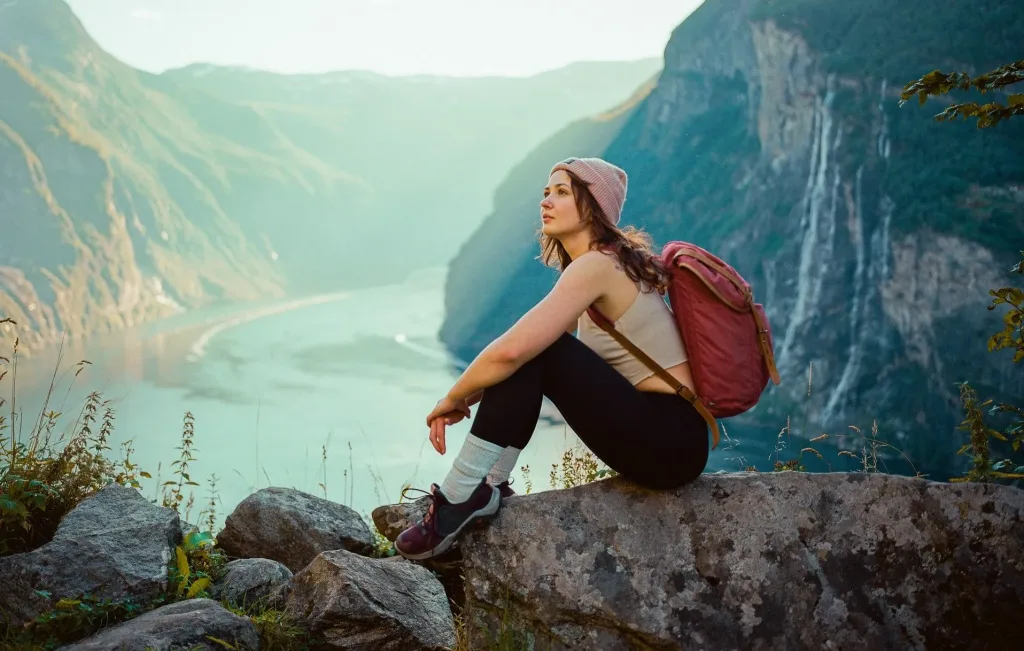Voyager seule sans se sentir isolée : guide complet pour vivre un voyage solo équilibré 10 Femme seule souriante profitant d’un moment de calme en voyage