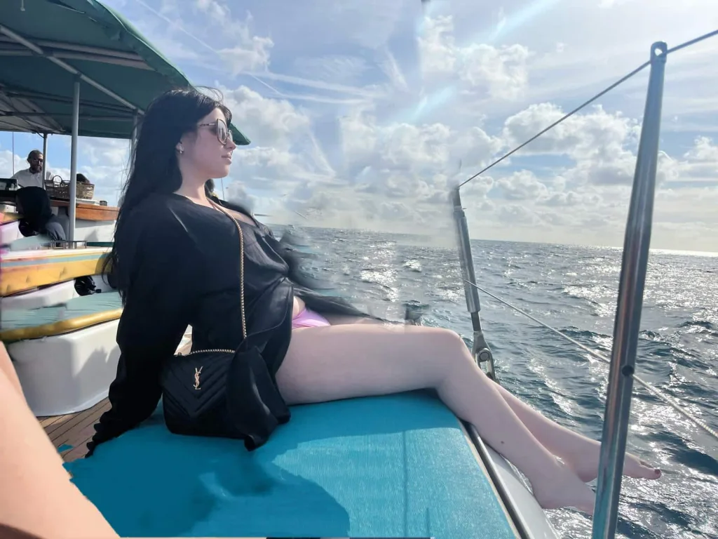 Voyager seule sans se sentir isolée : guide complet pour vivre un voyage solo équilibré 13 Femme seule heureuse trouvant son équilibre en voyage