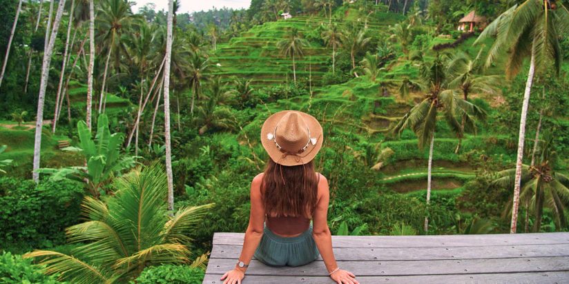 Voyager seule sans se sentir isolée : guide complet pour vivre un voyage solo équilibré 9 Femme voyageant seule dans plusieurs pays avec sac à dos