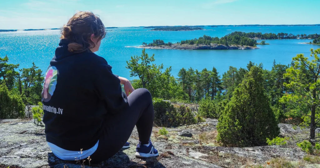 Voyager seule : un guide pour les femmes en quête d’aventure 2 Femme voyageant seule avec sac à dos symbolisant la liberté et l’indépendance en voyage